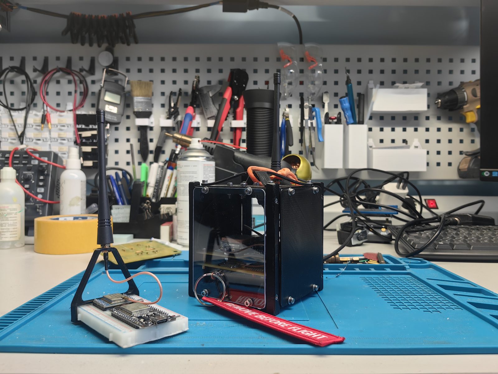 Собранный спутник CubeSat 1U и наземная станция